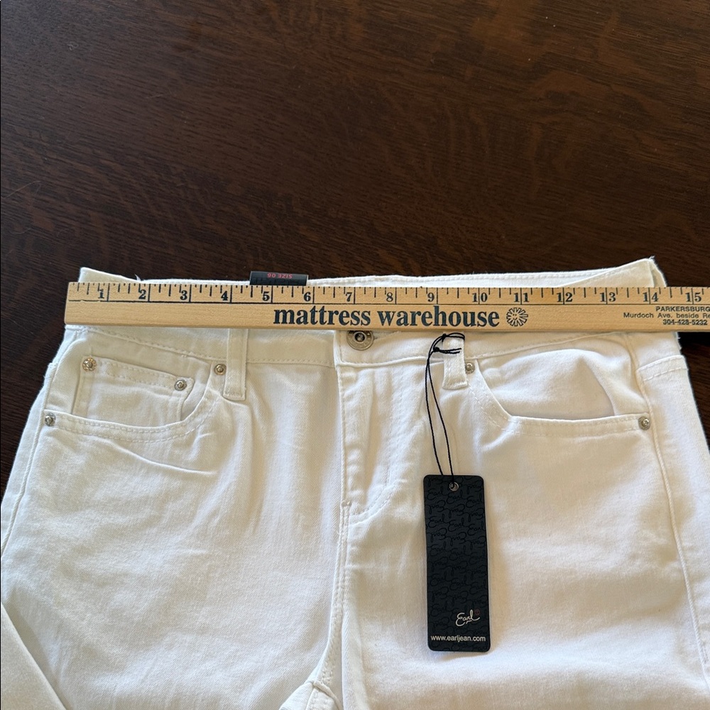 Earl Jeans White Cropped Jeans with Lace Embroidery. Womens size 6. - Picture 6 of 16